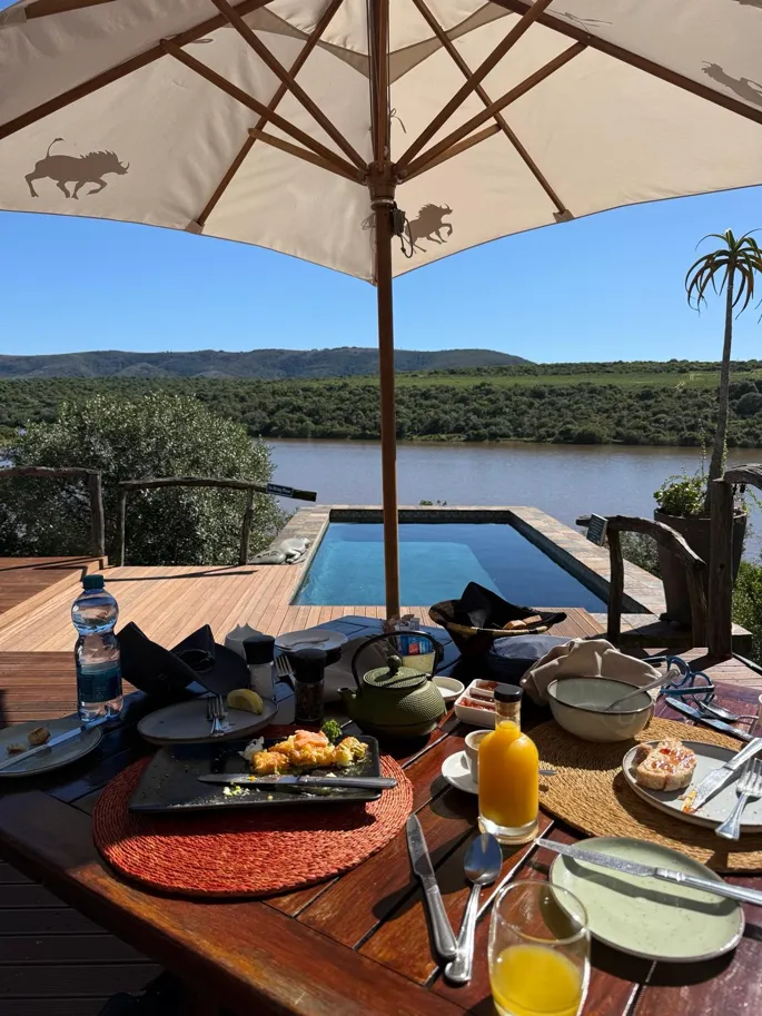Ontbijt met uitzicht in een safarilodge